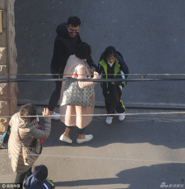 文章马伊琍接女儿放学