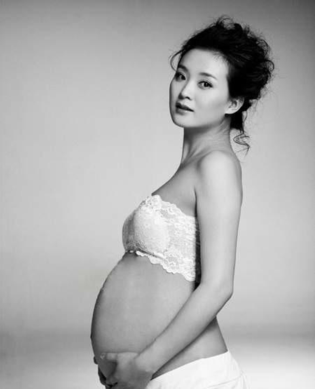 汤唯拍大肚照成大妈？她们的孕照才叫好看！