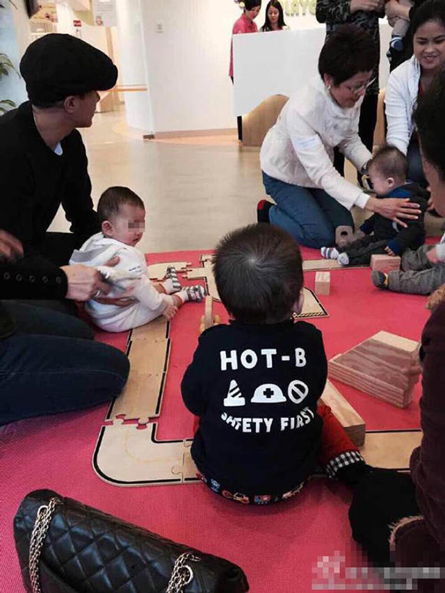 刘恺威陪女儿上课