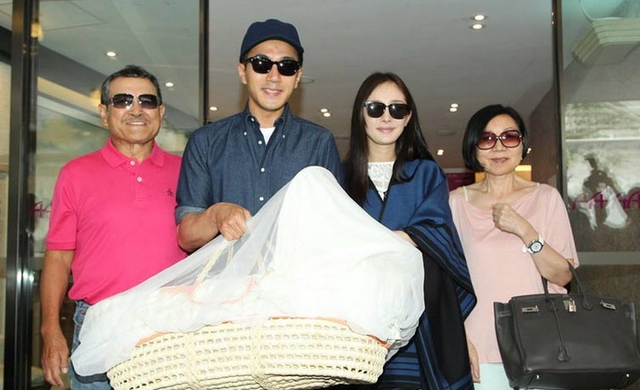 此前，杨幂生下女儿刘恺威接她出院