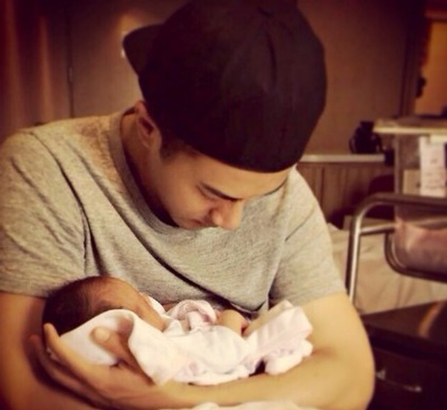 刘恺威怀抱女儿