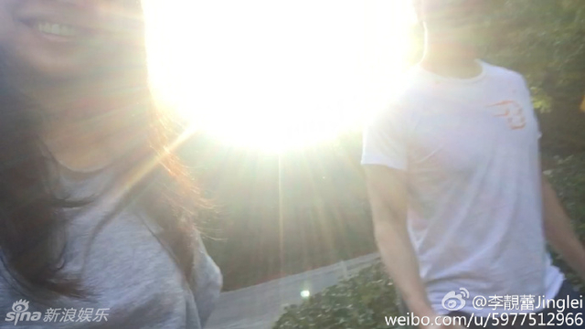 王力宏女儿穿泳装 娇妻挺大肚