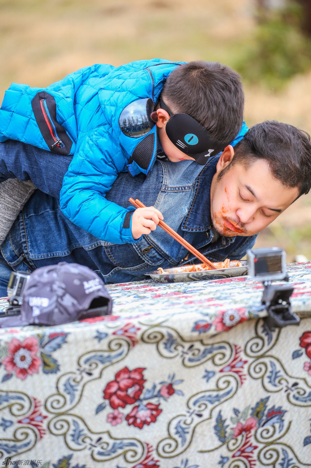 安吉喂沙溢吃饭