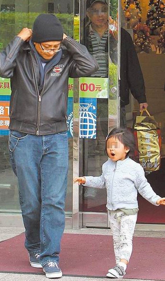阿雅一家三口首度曝光