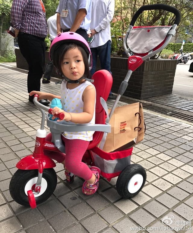 阿雅一家三口首度曝光
