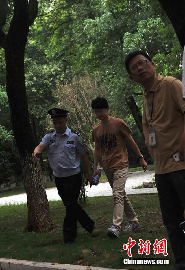 一疑似替考考生被警方带走