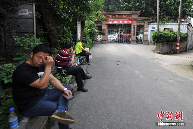 高考第二日 家长陪考炒股两不误