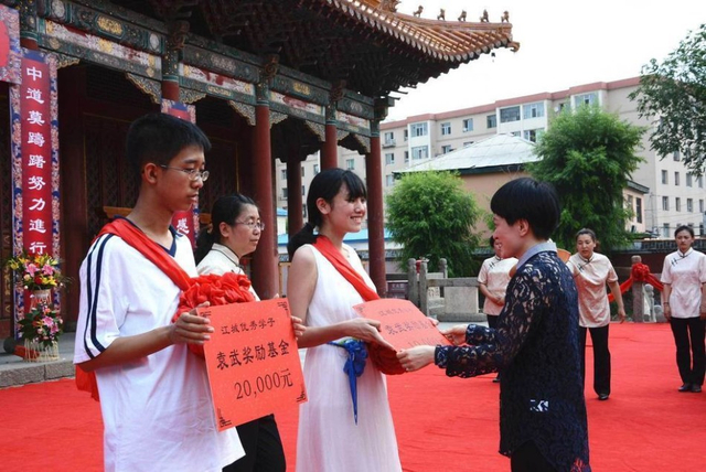 组图：吉林高考状元戴红花走红毯 接受奖励