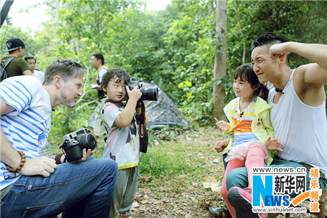 《爸爸3》萌娃掌镜当导演 诺一依偎康康肩头