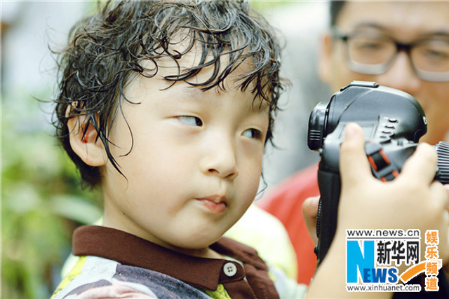 《爸爸3》萌娃掌镜当导演 诺一依偎康康肩头