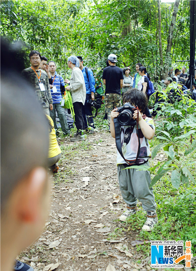 《爸爸3》萌娃掌镜当导演 诺一依偎康康肩头