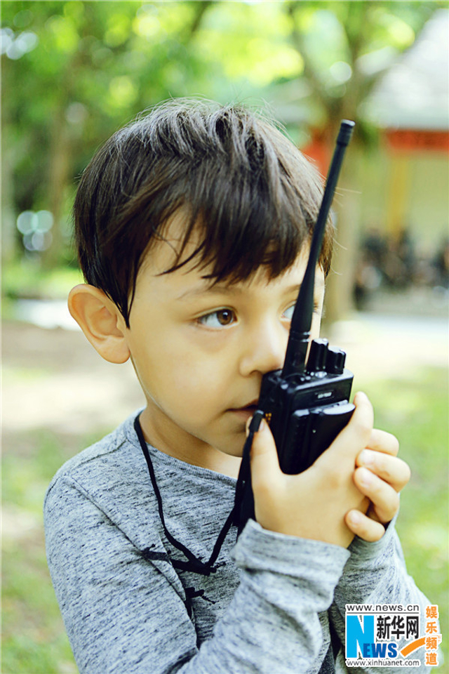 《爸爸3》萌娃掌镜当导演 诺一依偎康康肩头