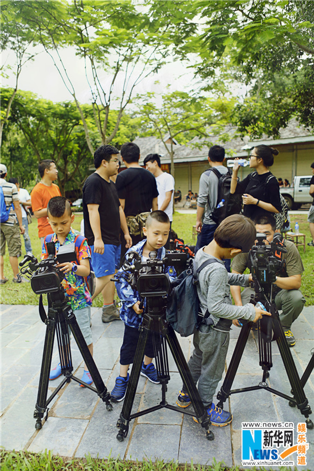 《爸爸3》萌娃掌镜当导演 诺一依偎康康肩头