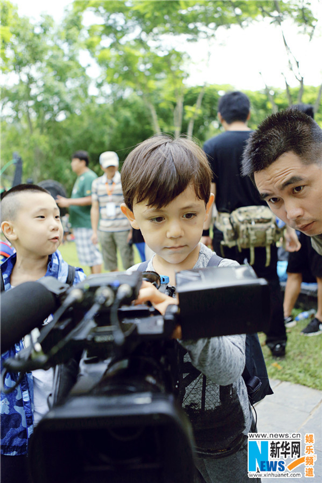 《爸爸3》萌娃掌镜当导演 诺一依偎康康肩头