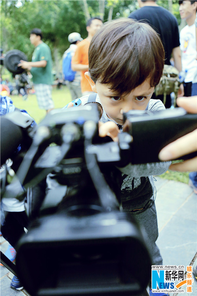 《爸爸3》萌娃掌镜当导演 诺一依偎康康肩头