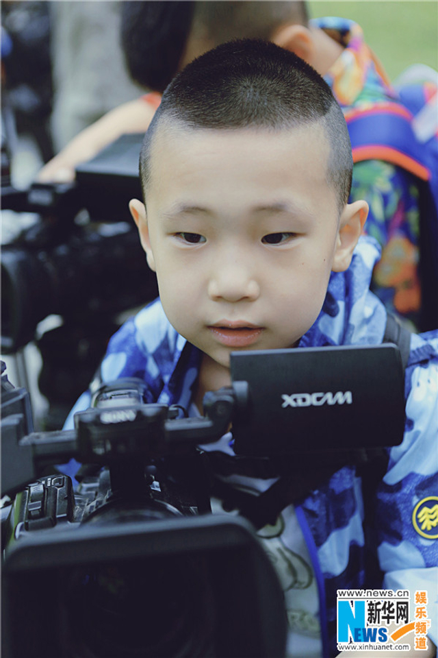 《爸爸3》萌娃掌镜当导演 诺一依偎康康肩头