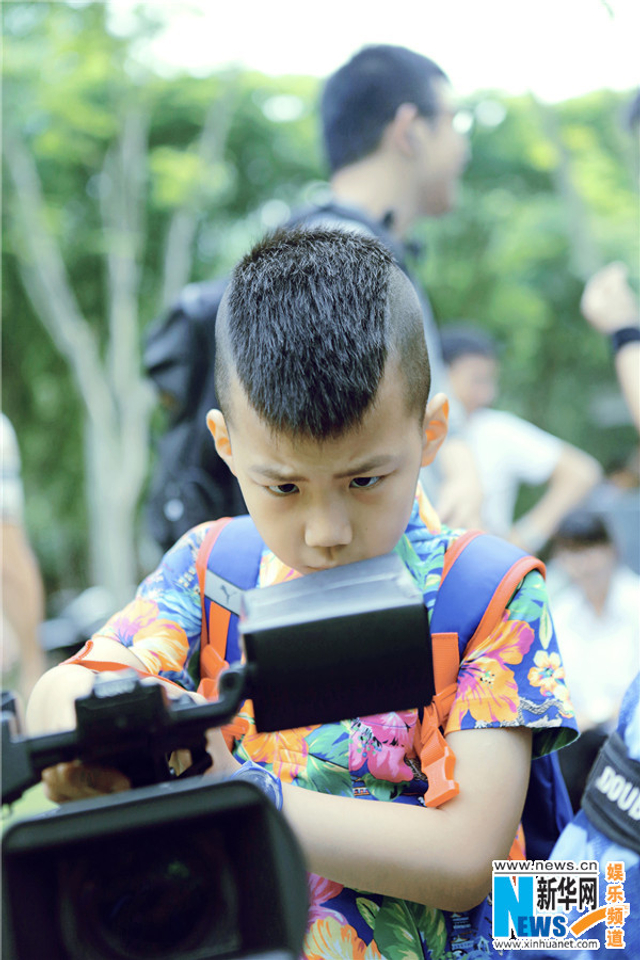 《爸爸3》萌娃掌镜当导演 诺一依偎康康肩头