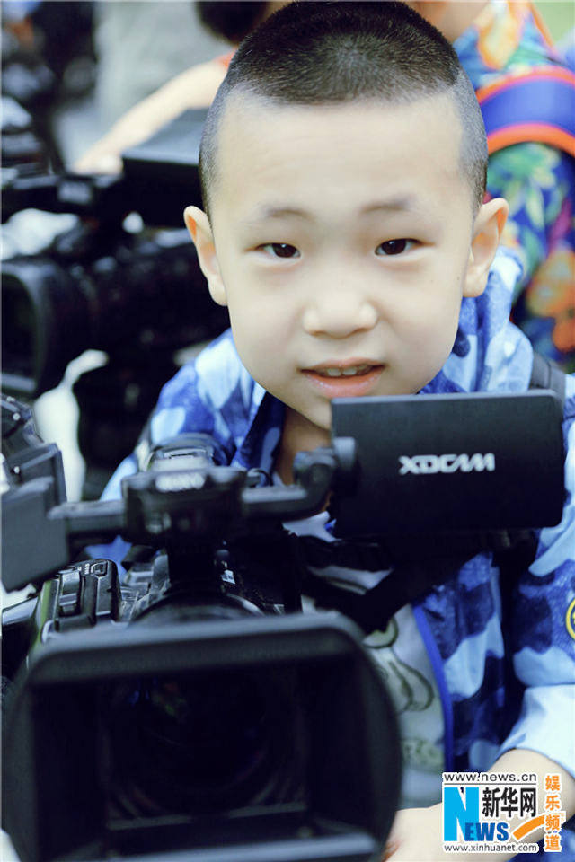 《爸爸3》萌娃掌镜当导演 诺一依偎康康肩头