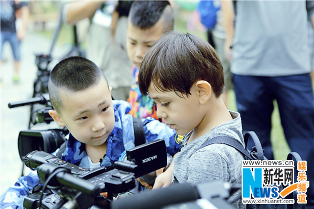 《爸爸3》萌娃掌镜当导演 诺一依偎康康肩头