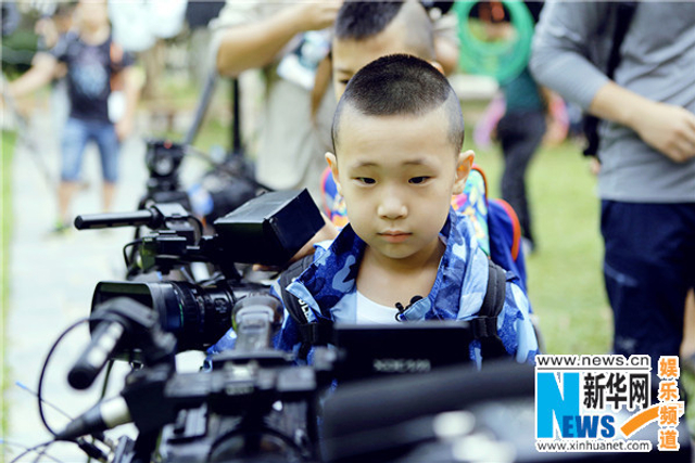 《爸爸3》萌娃掌镜当导演 诺一依偎康康肩头