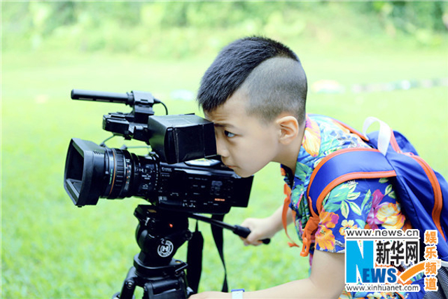 《爸爸3》萌娃掌镜当导演 诺一依偎康康肩头