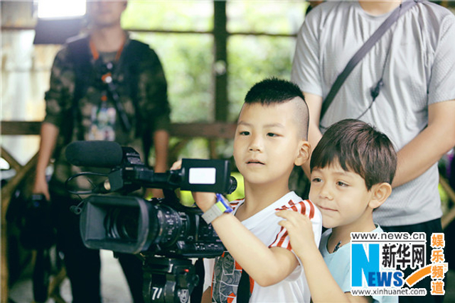 《爸爸3》萌娃掌镜当导演 诺一依偎康康肩头