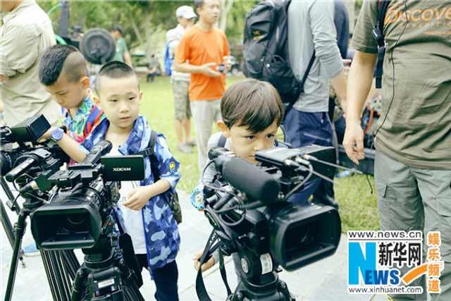 《爸爸3》萌娃掌镜当导演 诺一依偎康康肩头