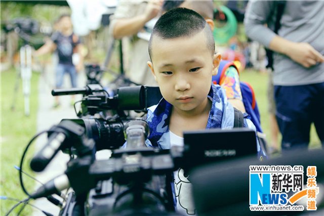 《爸爸3》萌娃掌镜当导演 诺一依偎康康肩头