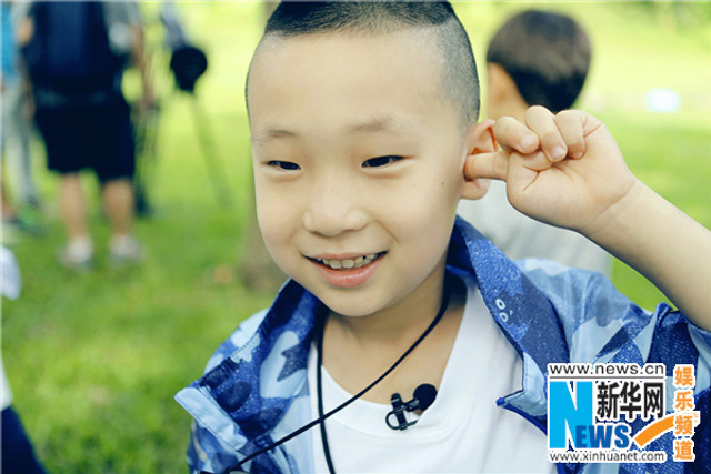 《爸爸3》萌娃掌镜当导演 诺一依偎康康肩头