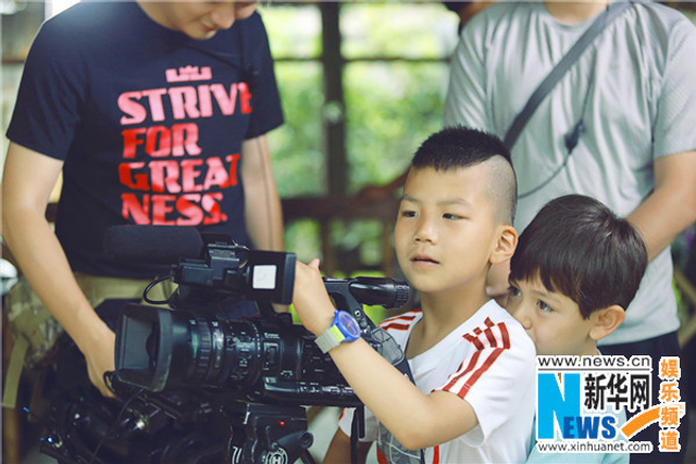 《爸爸3》萌娃掌镜当导演 诺一依偎康康肩头