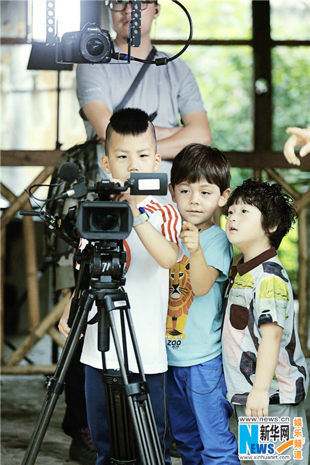 《爸爸3》萌娃掌镜当导演 诺一依偎康康肩头