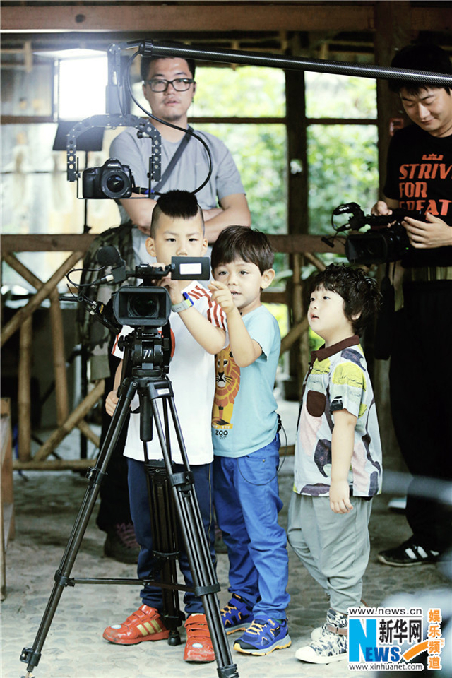 《爸爸3》萌娃掌镜当导演 诺一依偎康康肩头