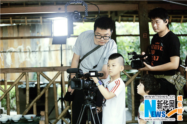 《爸爸3》萌娃掌镜当导演 诺一依偎康康肩头
