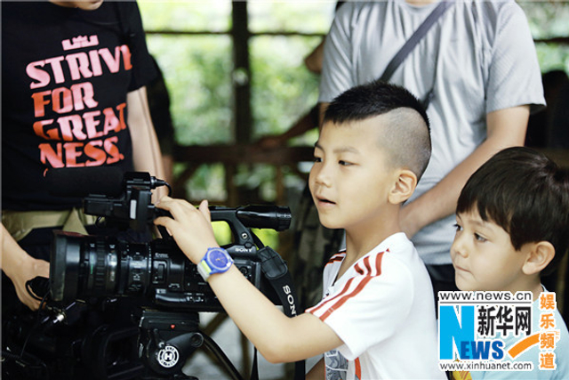 《爸爸3》萌娃掌镜当导演 诺一依偎康康肩头