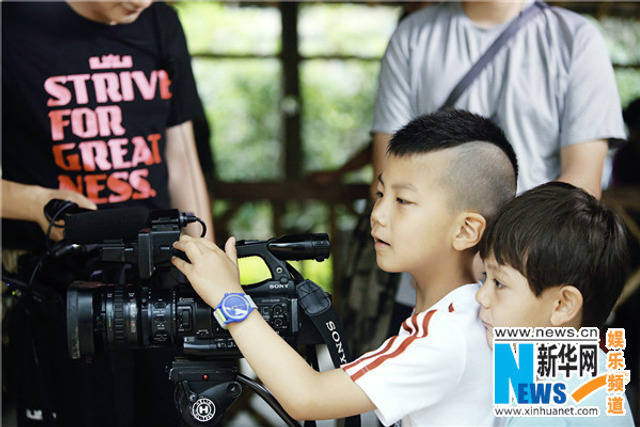 《爸爸3》萌娃掌镜当导演 诺一依偎康康肩头