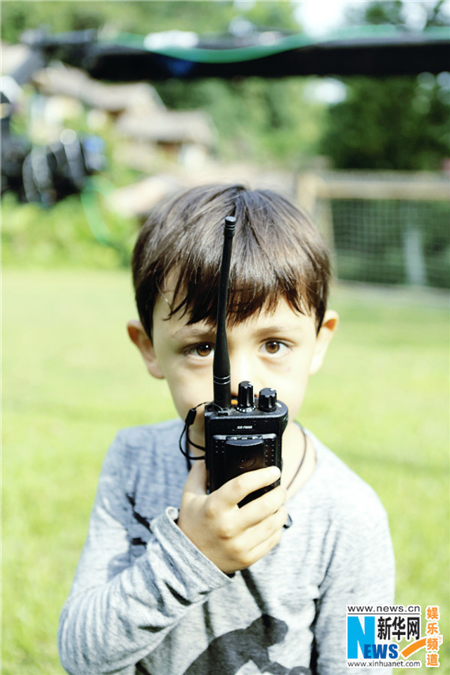 《爸爸3》萌娃掌镜当导演 诺一依偎康康肩头