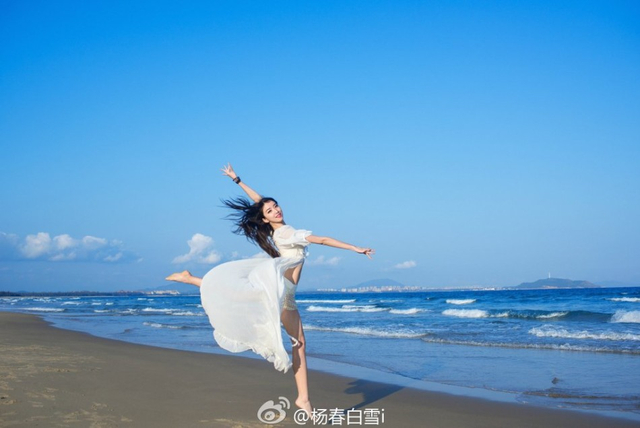 武大汉服女神晒秋日写真 长裙飘飘显妩媚