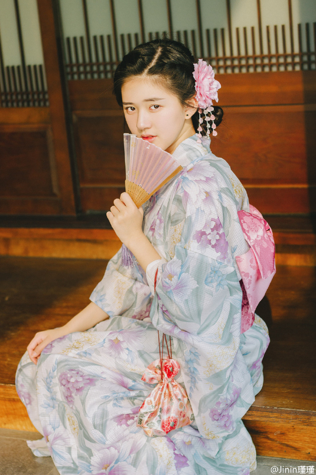 女交换生甜美照展少女风