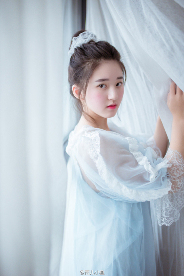 34/76           四川姑娘zhaolusiiii就读于台湾明道大学,长相甜美