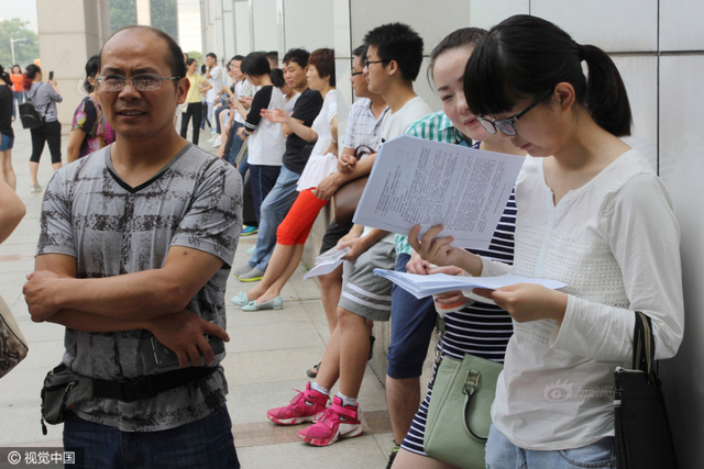 组图：人山人海 实拍高校自主招生考试现场 