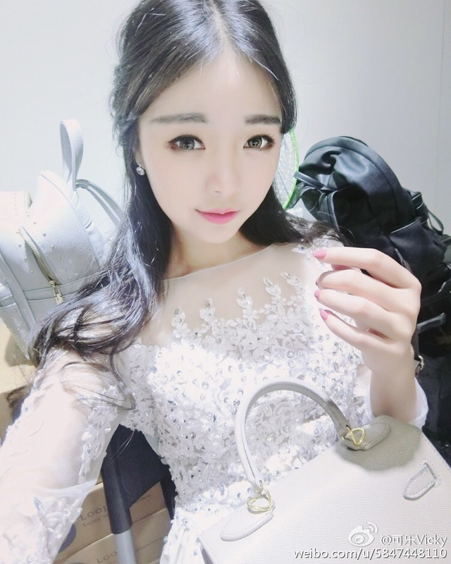 51/96           国家二级田径运动员可乐vicky在微博上晒出无辜性感