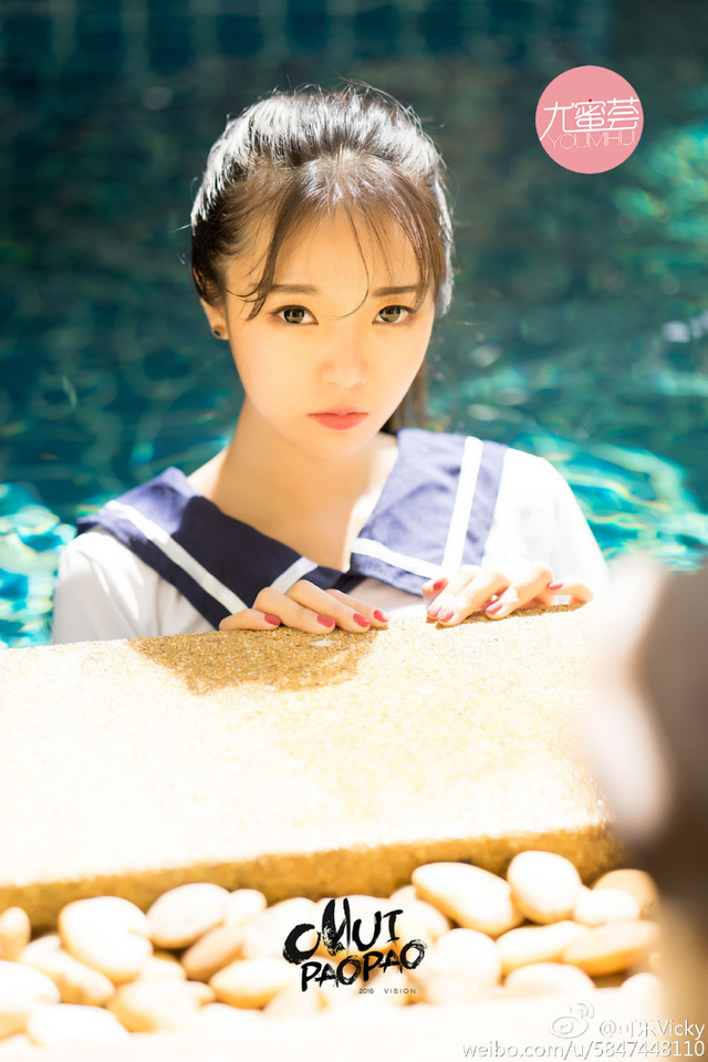 95后运动女神撩人写真 无辜眼神秒杀宅男