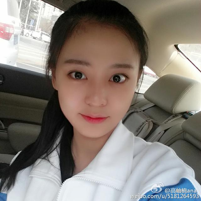 重大校花晒红衣写真 肤白貌美长发及腰