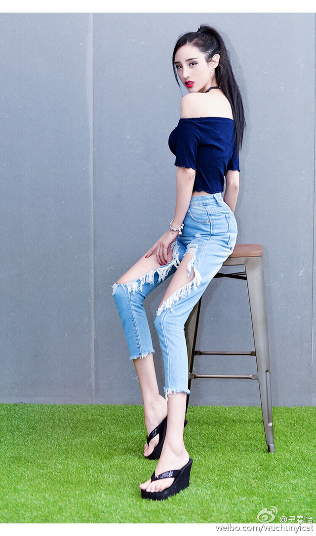 湖师大校花晒大长腿写真 肤白腿细高颜值