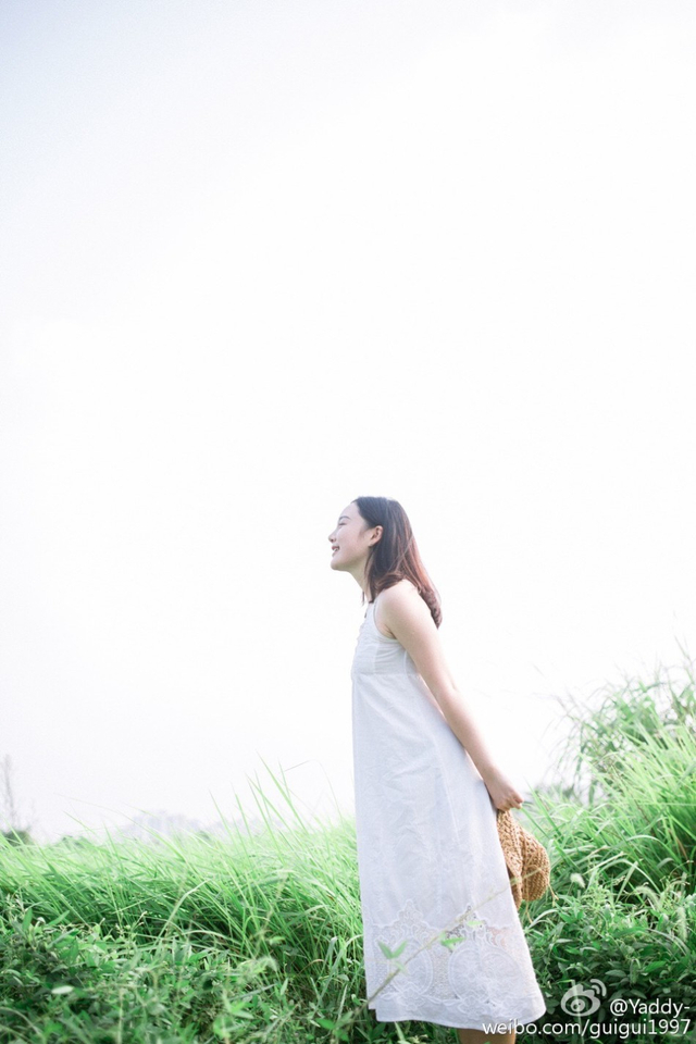 民大校花晒清丽写真 白衣飘飘清秀可人