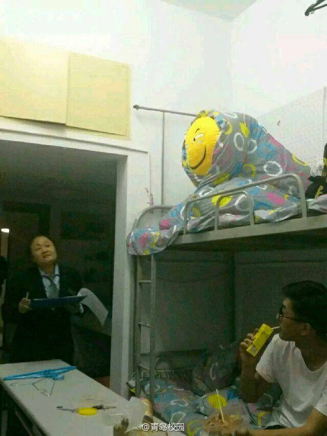 高校男生魔性表情调戏宿管 大爷阿姨上演反差萌