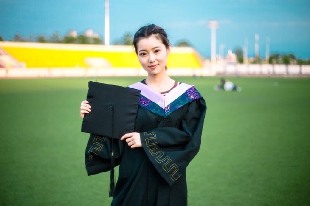 西外校花晒学士服写真 甜美又乖巧(图)