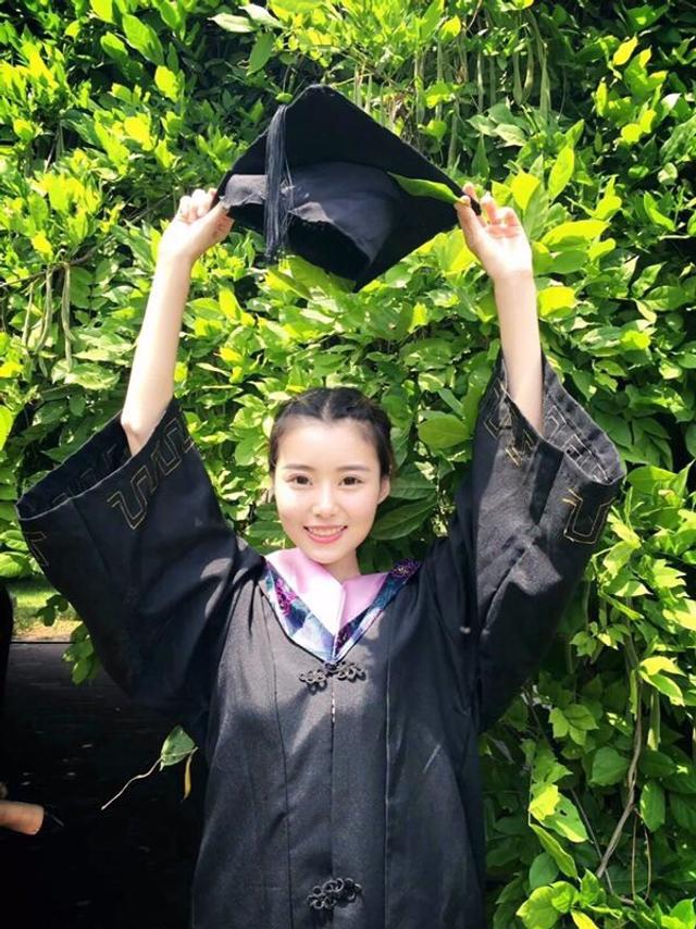 西外校花晒学士服写真 甜美又乖巧(图)