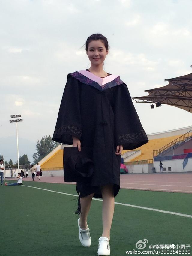 西外校花晒学士服写真 甜美又乖巧(图)