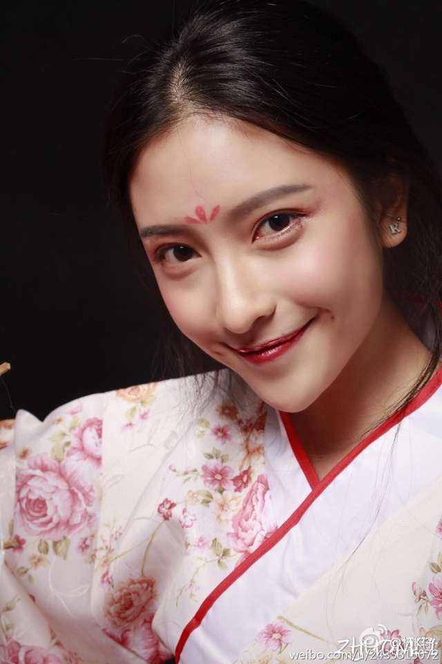 组图：艺考女生晒写真 清纯无敌酷似Angelababy